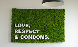 Moss wall with important message, moss map of the world, Evergreen Premium moss, Jugend gegen Aids