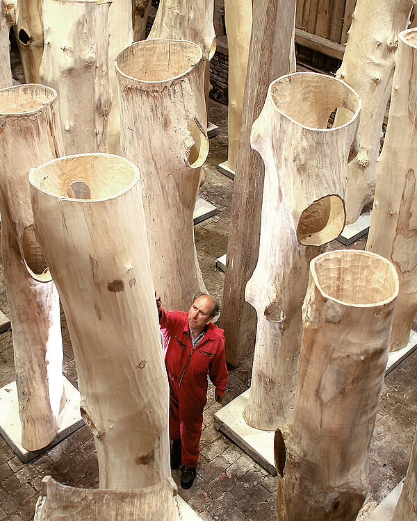 Peter Wagensonners  Holzskulpturen Die Gefährten, Kunstobjekte aus Holz, der Künstler
