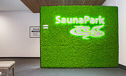 Moss dividing wall made of preserved reindeer moss, apple green Evergreen, in the SaunaPark Vitasol quiet area