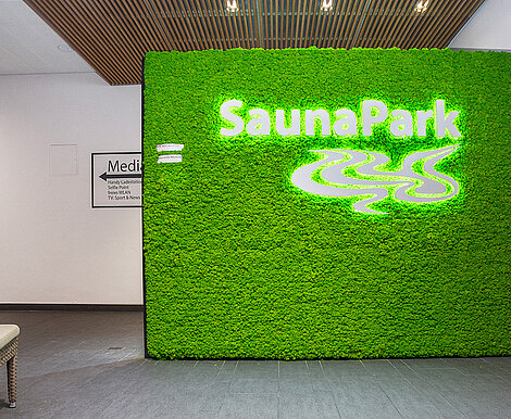 Moss dividing wall made of preserved reindeer moss, apple green Evergreen, in the SaunaPark Vitasol quiet area