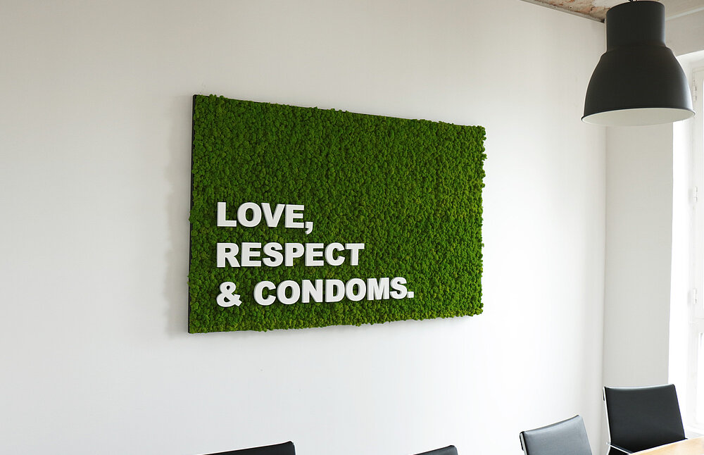 Mooswand mit wichtiger Botschaft, Moosweltkarte, Evergreen Premium Moos, Verein Jugend gegen Aids