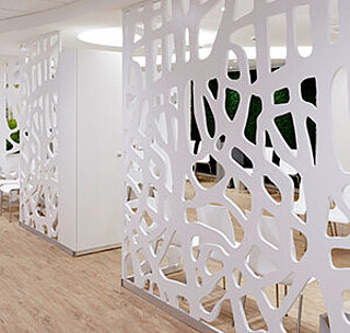 Modular: Translucent MDF boards with organic designs, for wall decoration or as room dividers, can be combined with real moss, Freund GmbH 