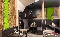 Evergreen moss walls by Freund in the interior design of a restaurant