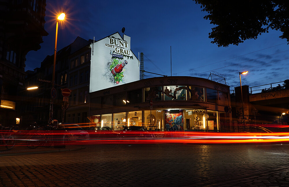 Ambient Werbung, große Greenwood Moosbuchstaben an Hauswand, Streetart Kampagne Bio-Limonade