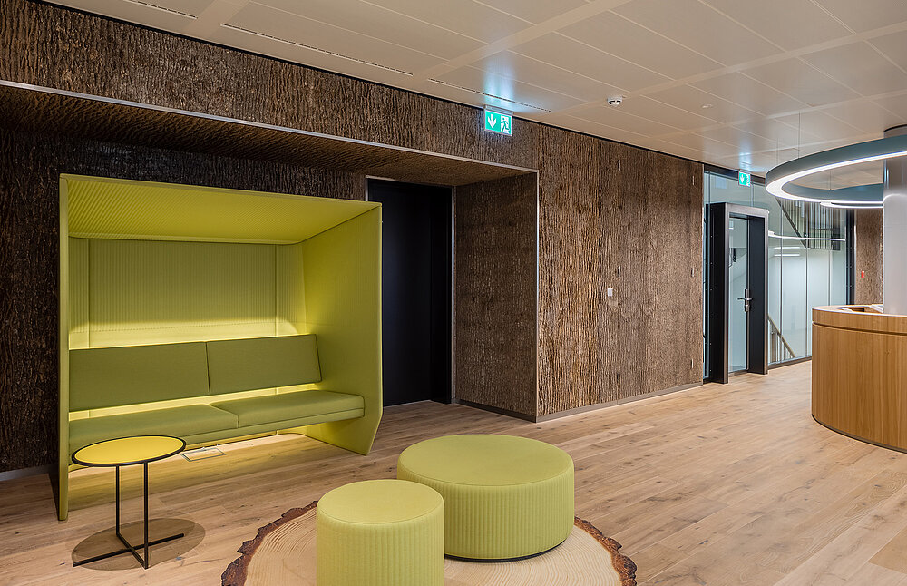 Freund GmbH Bark House® poplar bark, warm wood walls in the LUXTRAM offices, calming ambience