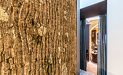 Sophisticated restaurant decor, real Bark House® poplar bark, wall panels, Mun restaurant, Munich, by Freund GmbH