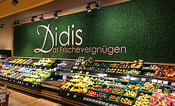 Evergreen Moos Standard, vorgesetzter Schriftzug 'Didis Frischevergnügen' in der Obst- und Gemüseabteilung