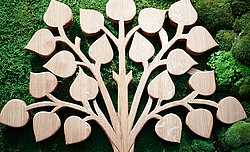 Freund Mooswand mit Baummotiv und biophilic Schriftzug aus Holz, gefertigt von MIAT, Surface Design Show London, Messestand
