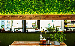 Evergreen Moos Flex als Wandbegrünung im Restaurant Little Green Rabbit, Berlin