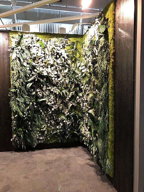 Mooswand Greenwood Jungle für eigenen Messeauftritt, konservierte Pflanzenwand, dichte Pflanzen, Dschungeloptik, London