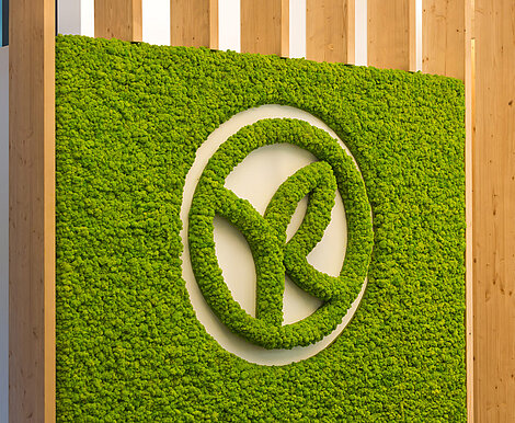Mooswand Evergreen Premium Apfelgrün, Mooslogo Yves Rocher Büro Empfang