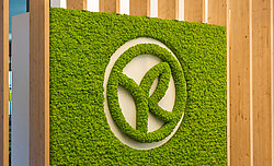 Mooswand Evergreen Premium Apfelgrün, Mooslogo Yves Rocher Büro Empfang