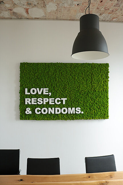 Mooswand mit wichtiger Botschaft, Moosweltkarte, Evergreen Premium Moos, Verein Jugend gegen Aids