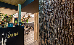 Restaurant Einrichtung in edlem Design, echte Bark House® Pappelrinde, Wandpaneele, Mun Restaurant, München, von Freund GmbH
