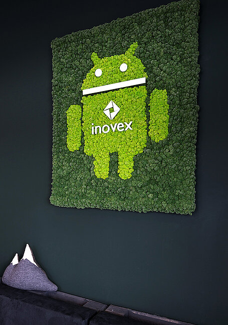 Moosmarkenbotschaft für die Mitarbeiter, Moosbild mit vorgesetztem Inovex-Logo